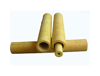 巖棉管是一種主要應(yīng)用于管道的巖棉保溫材料，是以天然玄武巖為主要原料，經(jīng)高溫熔融后，由高速離心設(shè)備制成人造無(wú)機(jī)纖維，同時(shí)加入特制的粘結(jié)劑和防塵油，再經(jīng)加溫固化，制作成各種規(guī)格，不同要求的巖棉保溫管殼。同